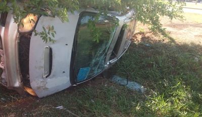 Conductor sufre heridas al volcar el furgón que conducía, en M. Guazú – Diario TNPRESS