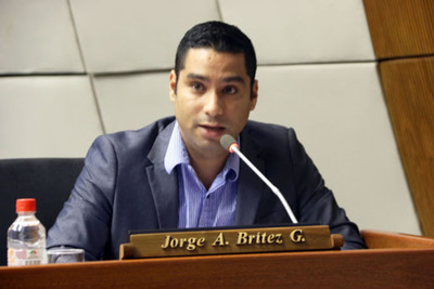 Diputado presenta proyecto de Ley para descontar el 50% del salario de las autoridades de los tres Poderes del Estado
