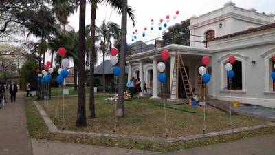 Tras atropello, Consulado Paraguayo en Resistencia es adornado con flores y globos