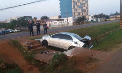 Chofer resulta con lesiones al caer con automóvil a una cuneta – Diario TNPRESS