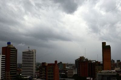 Meteorología anuncia tiempo severo para mañana, con vientos y tormentas considerables
