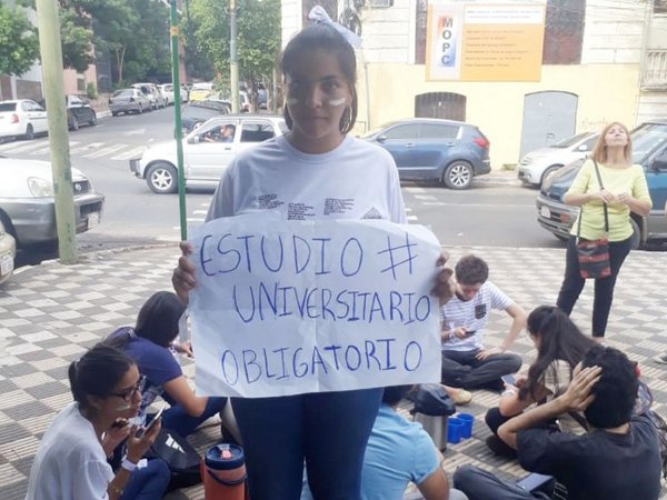Ola de indignación por adjudicación de becas a hijos de políticos y empresarios