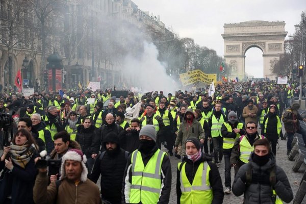Los “chalecos amarillos” vuelven a las calles en Francia - Internacionales - ABC Color