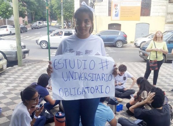 Ola de indignación por adjudicación de becas a hijos de políticos y empresarios – Prensa 5