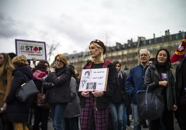 Los nombres de mujeres “olvidadas” fueron puestos en las calles de París por feministas - ADN Paraguayo