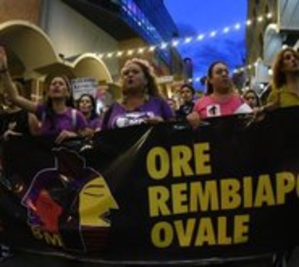 Multitudinaria marcha de mujeres en su día exigiendo igualdad - Paraguay.com
