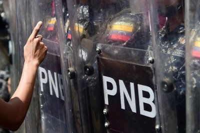 Policía impide con gases lacrimógenos paso de marcha opositora en Venezuela - Internacionales - ABC Color