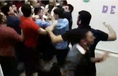 Elección suspendida por pelea en Derecho UNA - Nacionales - ABC Color