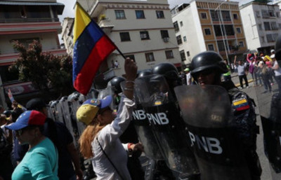 Policía impide con gases lacrimógenos el paso de la marcha opositora en Venezuela  - Radio 1000 AM