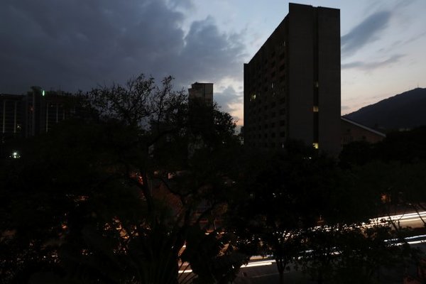 Caracas registra tercer apagón y resto de Venezuela suma casi 2 días sin luz » Ñanduti