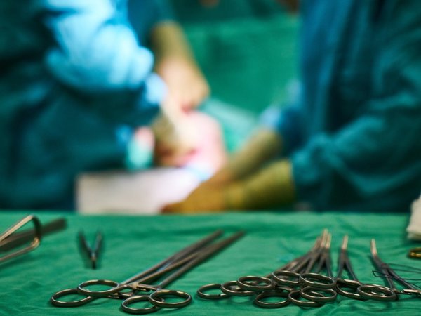 Imputan a médico cirujano por lesión grave tras cirugía estética