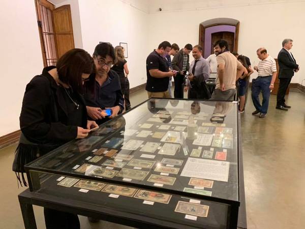 Monedas, billetes y condecoraciones en el Centro Cultural de la República El Cabildo - ADN Paraguayo