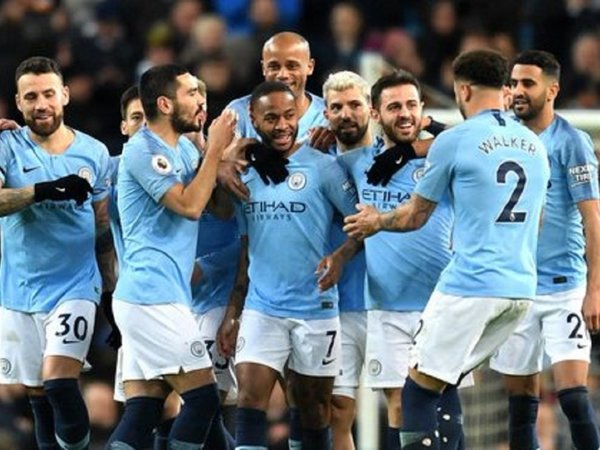 Sterling consolida el liderato del City con polémica