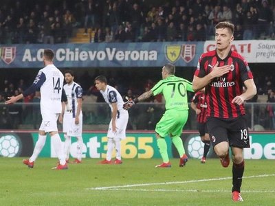 Biglia y Piatek prolongan el sueño del Milan