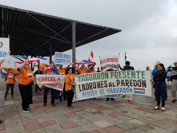 Pese a mal tiempo, escrachan a Enrique Bacchetta
