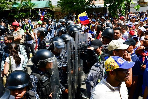 Miles de opositores y chavistas marchan bajo tensión y caos