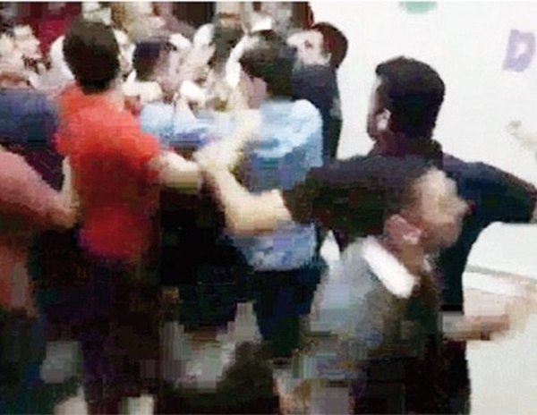 Moquete jeýma entre alumnos de Derecho UNA