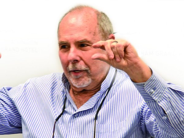 “Paren de competir con Hollywood y narren historias paraguayas”