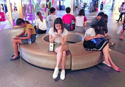 El celular, la “tercera mano” de los nativos digitales - Edicion Impresa - ABC Color