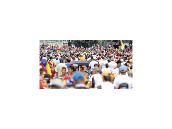 “Cada día peor”: Protesta contra Maduro en medio de masivo apagón