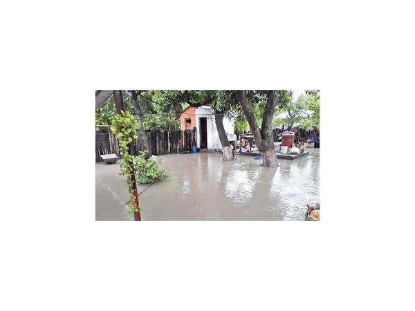Puerto Casado: Lluvia de 142 mm inundó viviendas y calles