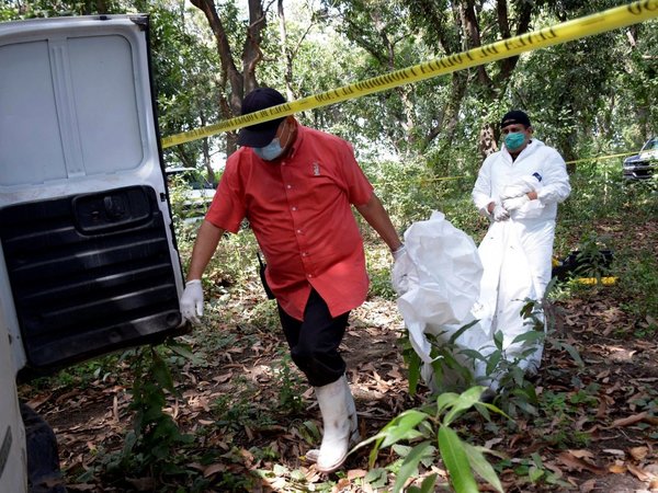 Hallan al menos 18 cadáveres en fosas clandestinas en México