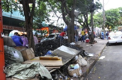 Se quejan de que ya no se recoge basura del centro de CDE - ADN Paraguayo
