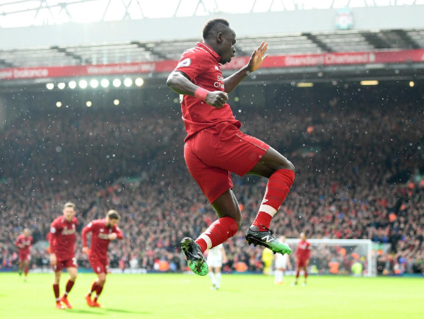 Liverpool triunfa y se mantiene cerca de la cima