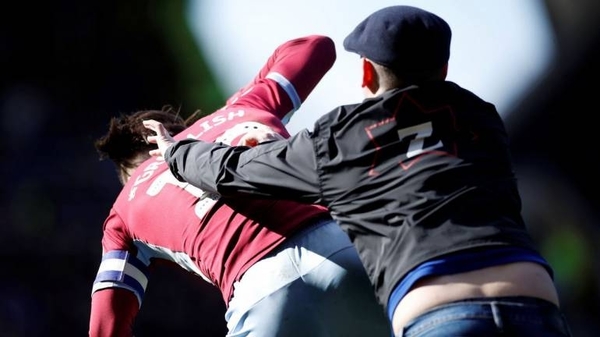 HOY / Brutal agresión a jugador en la Segunda División inglesa