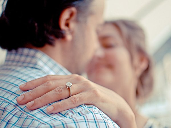 Pareja fue detenida por proponerse matrimonio en público