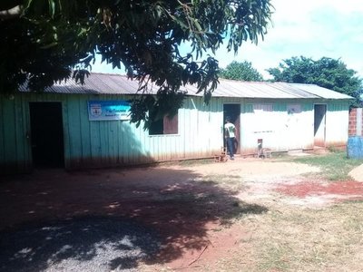 En un precario pabellón de madera alumnos dan clases en Caaguazú