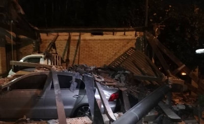 HOY / Camioneta chocó contra casa y techo cayó sobre vehículos del garaje