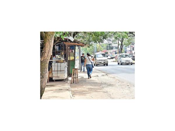Amplios puestos informales copan la vereda de Clínicas