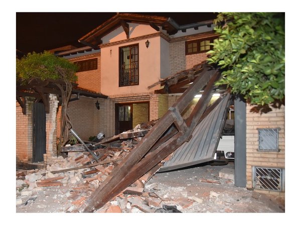Conductor intenta huir tras chocar contra la muralla de una vivienda