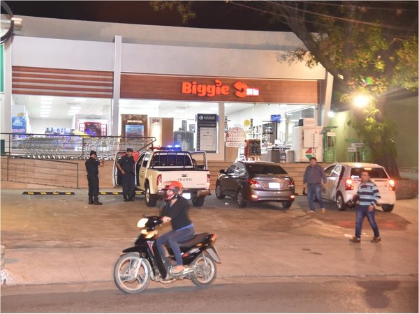 Motoasaltantes roban un local comercial sobre avenida España