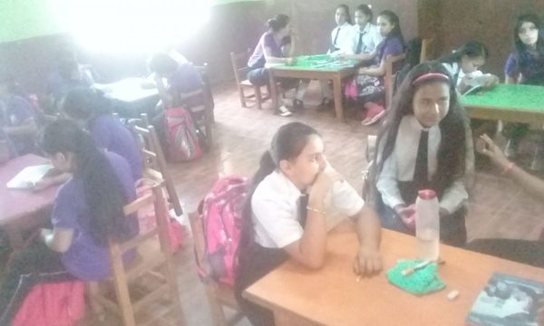 Improvisan sillas en colegio ante falta de mobiliarios