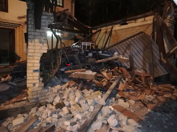 Chocó contra una casa y derribó parte del techo