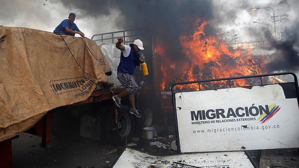 Incendio de camión del que EEUU acusa a Maduro lo causó opositor, según NYT » Ñanduti