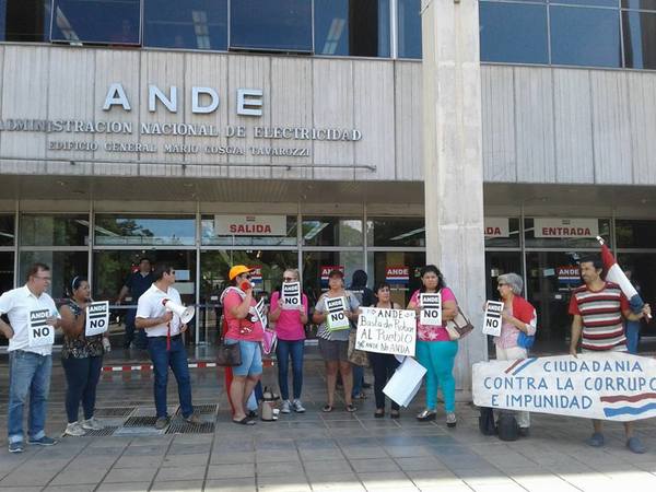 Autoconvocados para decir “no al robo descarado de la ANDE” - ADN Paraguayo