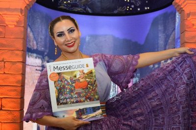 Mujer paraguaya con traje de ñanduti es tapa de revista internacional