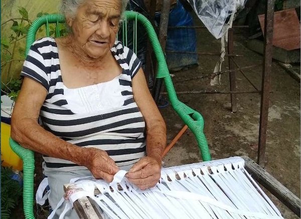 La abuelita que teje, hace velas y lía naco
