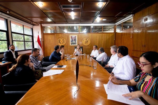 Empresarios textiles y confeccionistas se reunieron con autoridades del MIC | .::Agencia IP::.