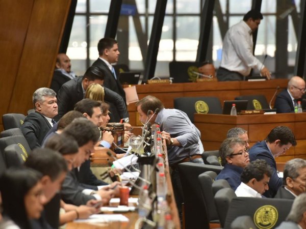 Director administrativo se defiende y justifica reajustes
