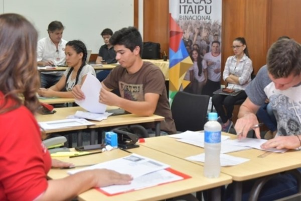 Itaipu analiza cambios en el reglamento para acceder a becas
