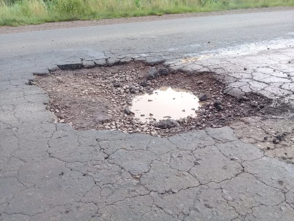 Vecinos tapan enormes baches en el tramo Villarrica-Paraguarí