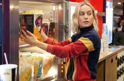 Brie Larson sorprende a fanáticos en el estreno de 'Capitana Marvel' y sirve palomitas en el cine - C9N