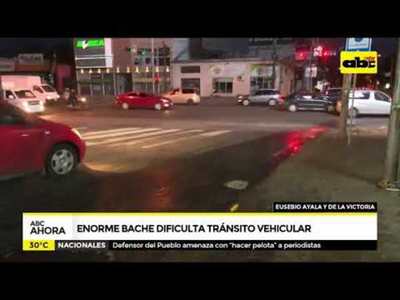 Enorme bache dificulta tránsito vehicular - Tv - ABC Color