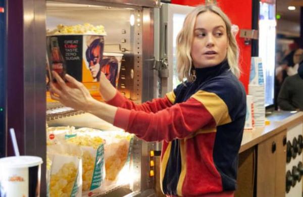 Brie Larson sorprende a fanáticos en el estreno de 'Capitana Marvel' y sirve palomitas en el cine - C9N