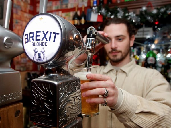 En un pub de París, clientes ahogan sus penas con cerveza Brexit