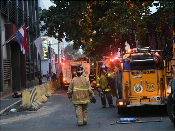 Bomberos controlan principio de incendio en el Ministerio Público